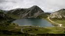 Los Lagos de Covadonga, situados en los Picos de Europa son unas hermosas formaciones glaciares que atraen al turismo por su belleza paisajstica natural.