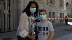 DA DE LA MADRE.Hijo y madre ante el puesto municipal con rosas blancas