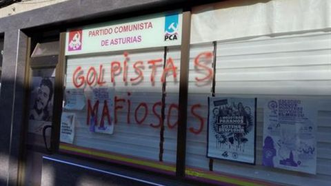 Pintadas en la sede de IU de Corvera