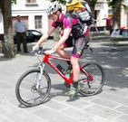 Agust�n Crespo sobre la bici durante la participaci�n en este raid.
