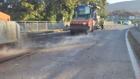 Finalizan las obras de mejora del firme del puente sobre la OU-536 en Espadanedo