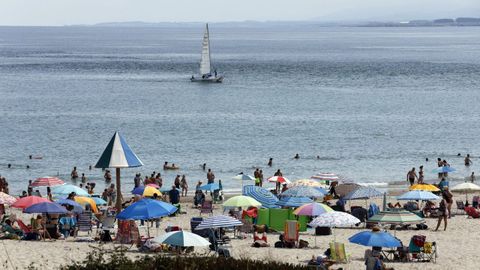 Las playas y el paisaje de A Mari�a son dos de los grandes atractivos tur�sticos de la comarca. En la imagen, velero frente a la playa de A Rapadoira, en Foz