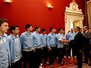 Curr�s, flanqueado por Quinteiro, saluda a la plantilla.