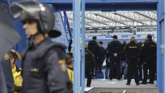 Agentes de la Polica vigilan a los ultras del Mlaga durante el reciente partido contra el Deportivo en Riazor