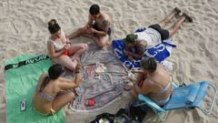 Un grupo de j�venes en la playa de Silgar en Sanxenxo.