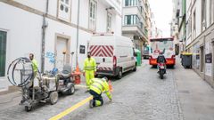 Operarios realizando los cambios para mejorar la seguridad en el cruce de la Calle Sol con San Andr�s