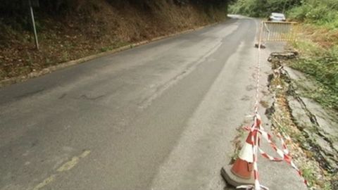 Este es el estado de la carretera AS-238, en 2013, que une Avil�s con el Cabo Pe�as
