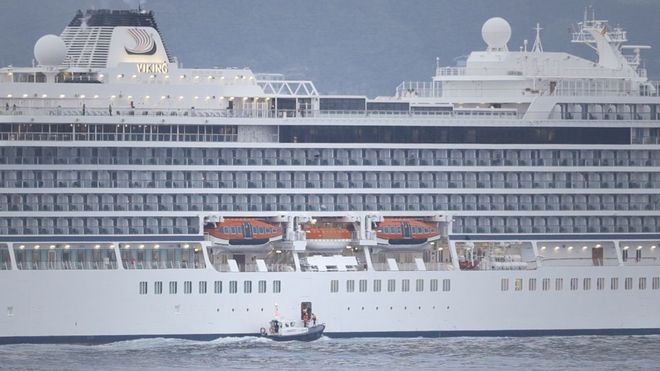 Pr�cticos del puerto de A Coru�a y personal del crucero Viking Mars mantienen una conversaci�n a trav�s de una de las puertas del crucero 