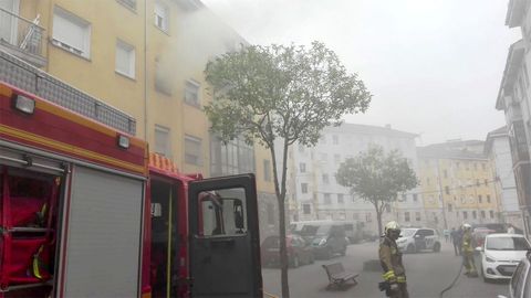 Imagen de uno de los dos incendios registrados este domingo en Oviedo