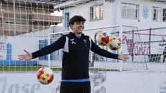 Jacobo Folga posa recibiendo varios lanzamientos en una de las porter�as del estadio Kiko Rey de Cantarrana