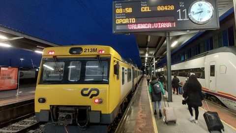 Tren Celta Vigo-Oporto en la estacn viguesa de Guixar