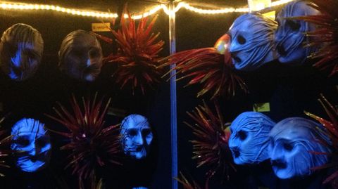 M�scaras a la espera de su uso en la trasera de escenario de �Varekai�