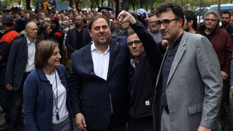 Llu�s Salvad� a la derecha, junto a Carme Forcadell, Oriol Junqueras y el conseller de Econom�a, Josep Maria Jove