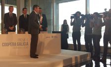 Alfredo Llano recollendo o premio onte en Santiago de mans do presidente da Xunta de Galicia. 