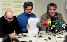 Los responsables de Greenpeace, con Manuel Rivas.