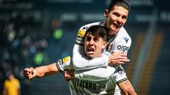 Santiago Colombatto, agarrado por un compa�ero, celebra un gol en el�Famalic�o-Estoril