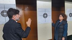 Diego Amaya y Mar�a Rivas en la sala de tiro de la comisar�a de Ribeira.