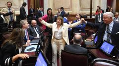 La senadora Patricia Bullrich celebra con sus compa�eros la aprobaci�n de la reforma laboral el pasado mes de febrero