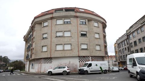 El piso a subasta en la capital barbanzana est� en un edificio de la avenida de A Constituci�n.