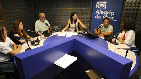 Trabajadores&nbsp;y usuarios de Alborada en los estudios de Radio Voz en Vigo.