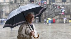 Ramn Yzquierdo Perrn, retratado ante su querida catedral, en una imagen tomada en el ao 2010.