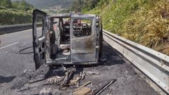 El vehculo estall en llamas despus de que el conductor lo parase en un arcn cercano a la salida de A Merc.