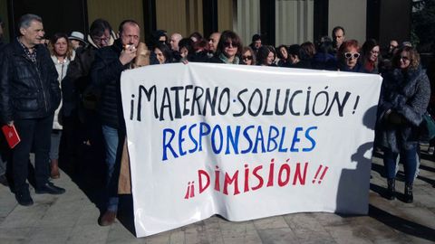 Concentración de los trabajadores del Materno y del comité de empresa de Servicios y Derechos sociales contra el cierre de la unidad de primera acogida.Concentración de los trabajadores del Materno y del comité de empresa de Servicios y Derechos sociales contra el cierre de la unidad de primera acogida