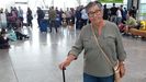 Rosa María Pampín, con la cola del mostrador de Ryanair a las espaldas.