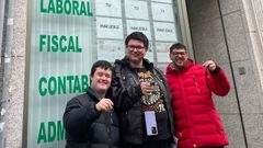 Usuarios de Down Coru&ntilde;a muestran las llaves del piso de alquiler en el que se van a independizar, un hito en la historia de la entidad