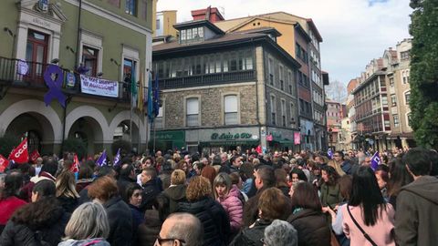 Langreo se concentra por el 8M, en la plaza del ayuntamiento
