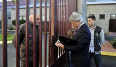 <span lang= es-es >ACCESO DENEGADO</span>. Los trabajadores acudieron con un notario a dar cuenta de que no pod�an pasar en FIMO, el Concello sostiene que el guardia de seguridad nunca les dijo que estaban despedidos 