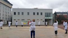 Profesionales del centro de salud de Narón muestran carteles durante la jornada de paro de este martes