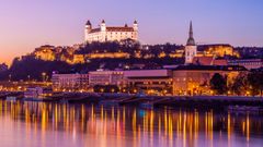 Una vista general de Bratislava con el castillo en lo alto, sobre el Danubio.