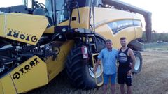 El deportivista Josep Calavera y su padre, con la cosechadora