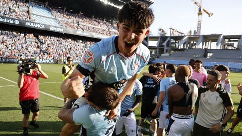 El central juvenil canterano Anxo Rodr�guez, celebrando el ascenso con sus compa�eros a la conclusi�n del partido.