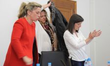 La portavoz del IxV protesta airada mientras la del PP aplaude ir�nica al levantarse la sesi�n. 