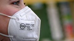 Una mujer, con una mascarilla en Colonia (Alemania)