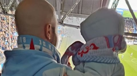 Rub�n Alonso, de la pe�a Burgalegos, con su beb� en Mendizorrotza el pasado s�bado.