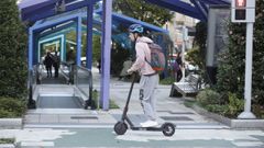 Un patinete circula por la Gran Va de Vigo.