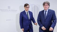 El presidente regional catalán, Salvador Illa (izquierda), se reúne con el expresidente de la Generalitat, Carles Puigdemont (derecha), en la Delegación del Gobierno ante la Unión Europea en Bruselas, Bélgica, el 2 de septiembre de 2025.