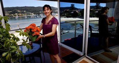 Ana, amiga y vecina de los propietarios, les cuida el piso mientras ellos est�n en su residencia habitual, en Madrid.