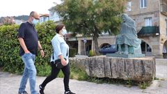 Gente paseando por Muros, concello que el s�bado pasar� al nivel m�ximo de restricciones