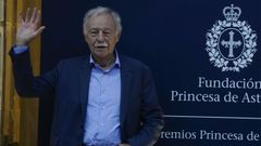 El escritor barcelons Eduardo Mendoza, Premio Princesa de Asturias de las Letras 2025, junto a la directora de la Fundacin Princesa de Asturias, Teresa Sanjurjo (i)
