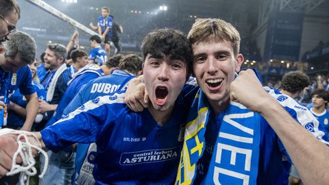 La afición del Real Oviedo celebra el ascenso a Primera División