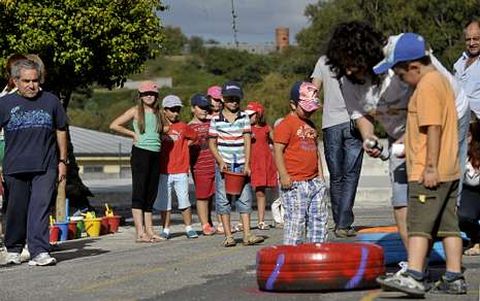 Cativos que participaron no campamento de ver�n e pais disfrutaron onte dunha festa. 