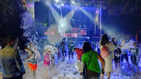La programaci�n de fiestas de Cedeira incluy� una fiesta de la espuma con m�sica de ambiente.