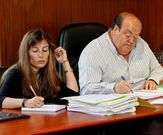 La secretaria y el alcalde en el pleno celebrado de julio. 