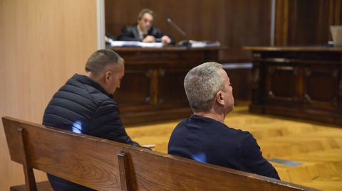 Los dos acusados, durante el juicio en la Audiencia de Pontevedra, celebrado este lunes.