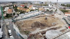 En la parcela del primer edificio del Novo Chuac, la torre polivalente, ya han comenzado las excavaciones. Al fondo, los mdulos provisionales para las habitaciones de los mdicos de guardia que se instalarn en el antiguo prking de personal