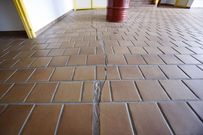 El edificio tiene grietas importantes en el suelo y los muros. 